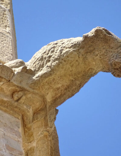 Gárgola de la Iglesia de Santa María la Mayor de Valderrobres (Teruel). Es un antropomorfo.