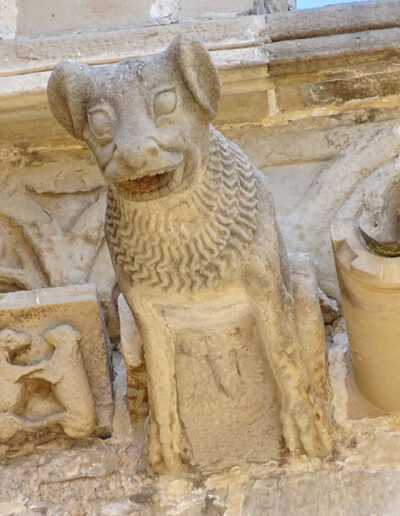 Gárgola de la Iglesia de Santa María la Mayor de Valderrobres (Teruel). Es un animal real: un león mostrando los genitales.