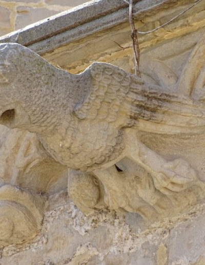 Gárgola de la Iglesia de Santa María la Mayor de Valderrobres (Teruel). Es un animal real: un águila que agarra un pequeño murciélago.
