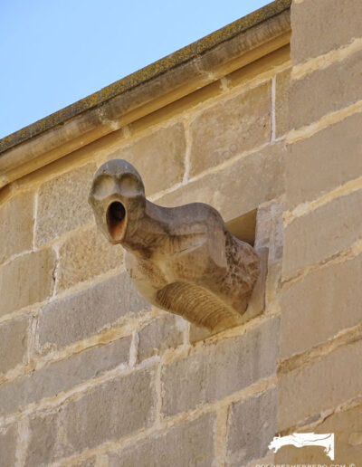 Gárgola contemporánea de la Iglesia de Santa María la Mayor de Valderrobres (Teruel). Es un antropomorfo.