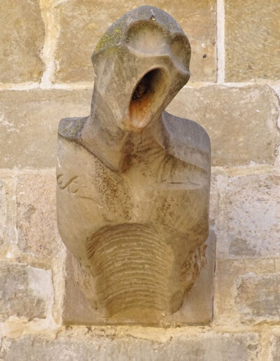 Gárgola contemporánea de la Iglesia de Santa María la Mayor de Valderrobres (Teruel). Es un antropomorfo.