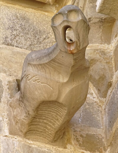 Gárgola contemporánea de la Iglesia de Santa María la Mayor de Valderrobres (Teruel). Es un antropomorfo.