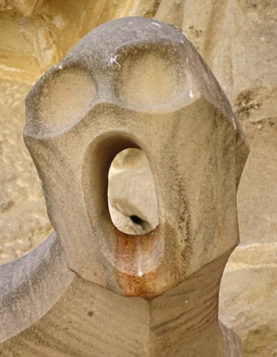 Gárgola contemporánea de la Iglesia de Santa María la Mayor de Valderrobres (Teruel). Es un antropomorfo.