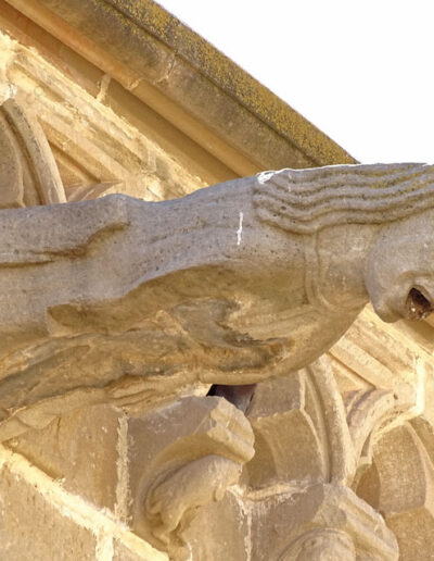 Gárgola de la Iglesia de Santa María la Mayor de Valderrobres (Teruel). Es una figura humana: una mujer con vestido con dobladillo y cinturón. Tiene el pelo largo y lacio. Está en la zona nordeste de la iglesia.