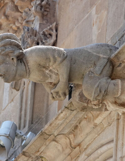 Gárgola ornamental del Palau de la Generalitat de Barcelona. Figura humana con objeto en las manos.