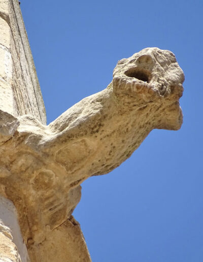 Gárgola de la Iglesia de Santa María la Mayor de Valderrobres (Teruel). Es un antropomorfo.