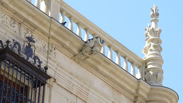 Gárgolas renacentista de una mujer situada en lo alto de la Universidad de Alcalá de Henares.