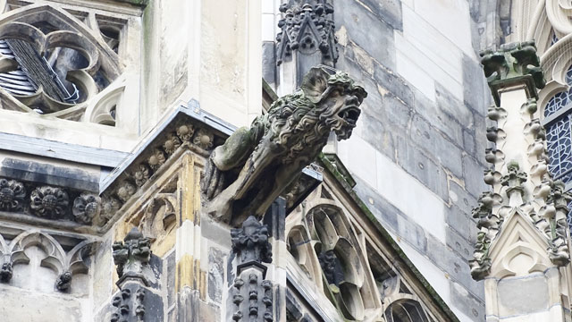 Gárgola de un monstruo animal.