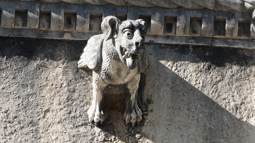 Gárgola de un antropomorfo muy peculiar del palacio de Buçaco en Portugal