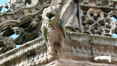 Gárgola de la Catedral de Braga (Portugal). Es un animal real: un ave.