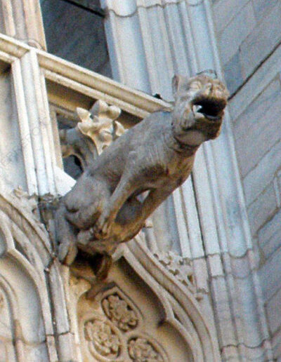 Gárgola de la Catedral de Milán (Italia). Es un demonio con dobles pezuñas.