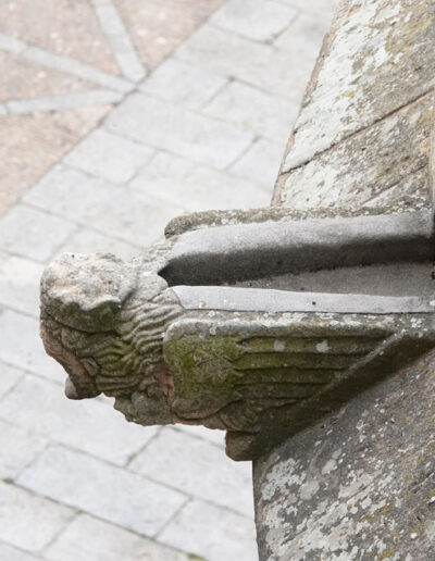 Gárgola de antropomorfo, con bonete en la cabeza y canalón revestido, de la Catedral Vieja de Salamanca.