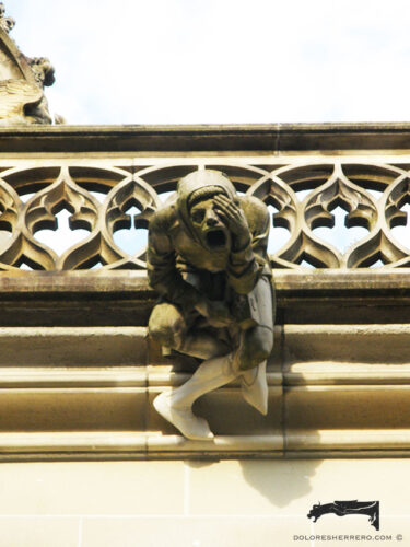 Gárgola de la Catedral de Berna (Suiza). Es un hombre tapándose un ojo con la mano.