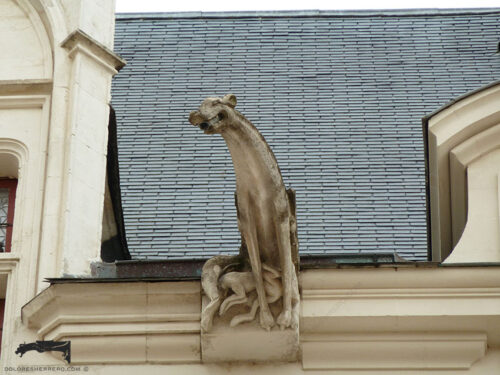 Gárgola del Castillo de los Duques de Bretaña en Nantes (Francia). Es un monstruo animal con una criaturilla debajo.