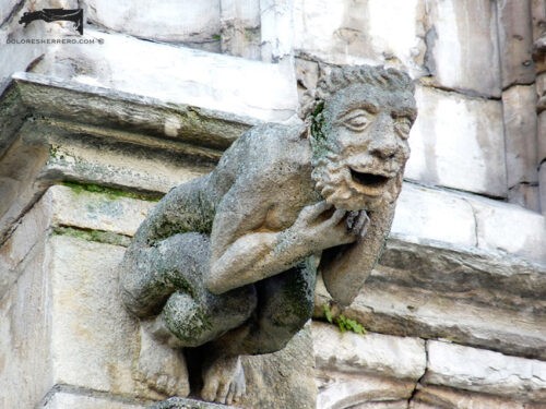 Gárgola del Ayuntamiento de Bruselas (Bélgica). Es un hombre desnudo.