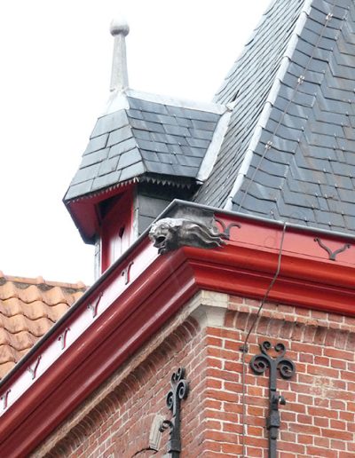 Gárgola monstruosa de la Calle Spanjaardstraat de Brujas (Bélgica).