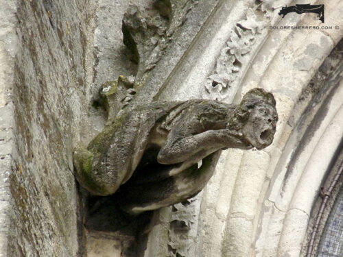Gárgola de la Catedral de Burdeos (Francia). Es una mujer con una mano en el cuello.