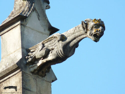 Gárgola de la Catedral de Limoges (Francia). Es un demonio con cuernos hacia atrás, orejas puntiagudas y cuerpo de cuadrúpedo alado.