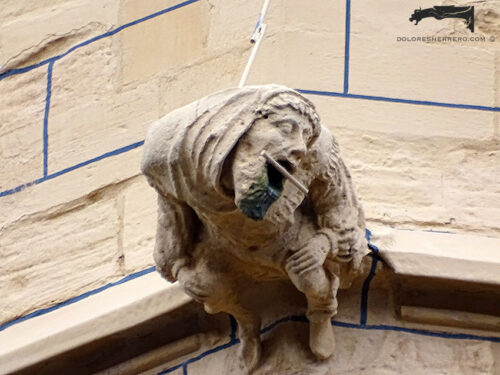 Gárgola de la Iglesia de St. Gangolf de Tréveris (Alemania). Es la figura de un hombre con las manos en las rodillas.