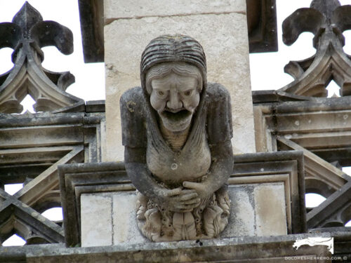 Gárgola del Monasterio de Batalha (Portugal). Es una mujer con las manos en el regazo.