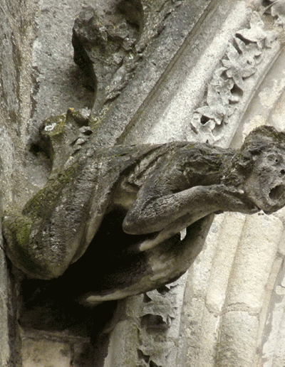 Gárgola de la Catedral de Burdeos (Francia). Es una figura humana.