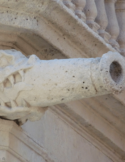 Gárgola geométrica de la Catedral de Burgos.