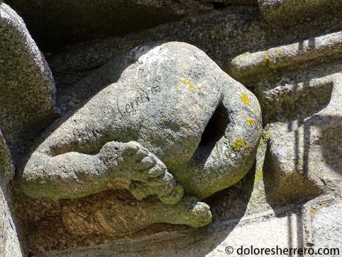 desnudo en gárgolas