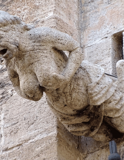 Gárgola de la Catedral de Valencia. Es una figura humana.
