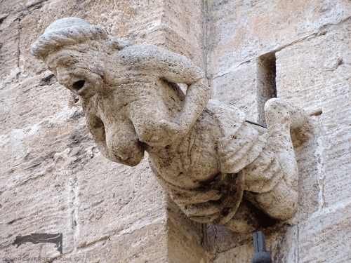 Gárgola de la Catedral de Valencia. Es una figura humana.