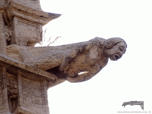 desnudo en gárgolas