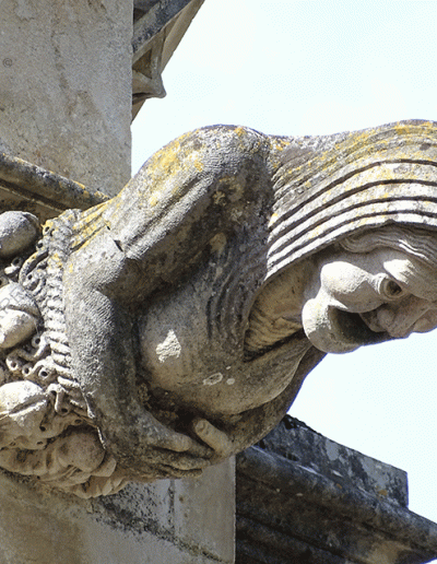 Gárgola del Monasterio de Batalha (Portugal). Es una figura humana.