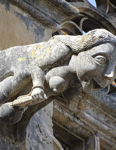 Gárgola del Monasterio de Batalha (Portugal). Es una figura humana.