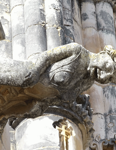 Gárgola del Monasterio de Batalha (Portugal). Es una figura humana.