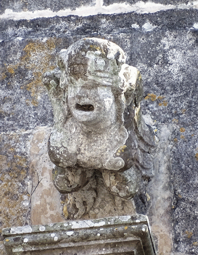 Gárgola del Monasterio de Batalha (Portugal). Es un animal mitológico: una harpía.