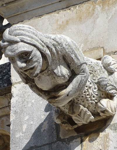Gárgola del Monasterio de Batalha (Portugal). Es una mujer.