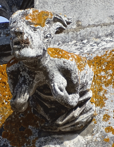 Gárgola del Monasterio de Batalha (Portugal). Es una mujer.