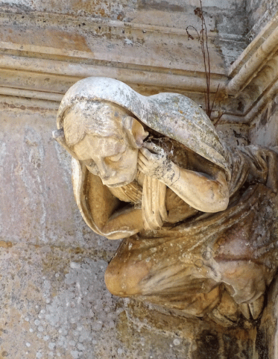 Gárgola del Monasterio de Batalha (Portugal). Es una mujer monstruo.