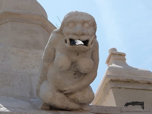 Gárgola de la Iglesia de Nossa Senhora do Pópulo, Coto e São Gregório (Caldas da Rainha, Portugal). Es un demonio con senos.