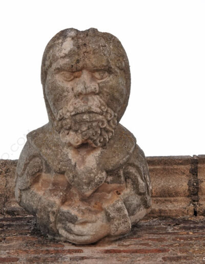 Gárgola de la Iglesia de Nuestra Señora de la Asunción de Aroche (Huelva). Es una figura humana.