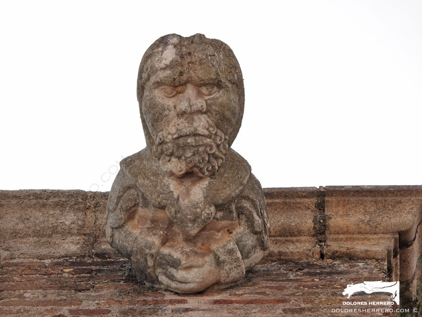 Gárgolas de la Iglesia de Nuestra Señora de la Asunción de Aroche (Huelva) 30 Gárgola de la Iglesia de Nuestra Señora de la Asunción de Aroche (Huelva). Es una figura humana.