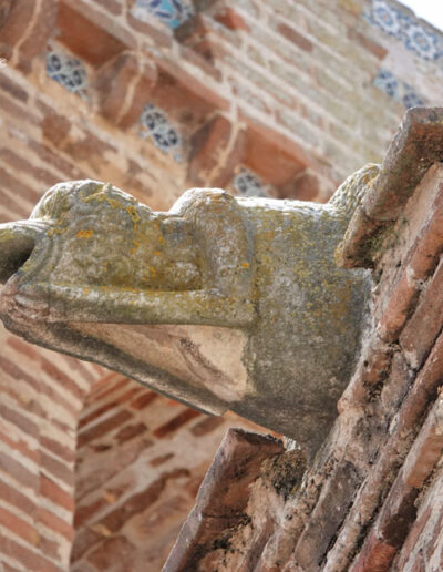 Gárgola de la Iglesia de Nuestra Señora de la Asunción de Aroche (Huelva). Es un animal real: un perro.