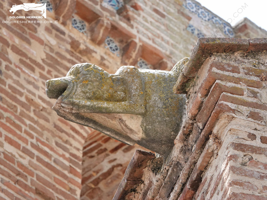 Gárgolas de la Iglesia de Nuestra Señora de la Asunción de Aroche (Huelva) 12 Gárgola de la Iglesia de Nuestra Señora de la Asunción de Aroche (Huelva). Es un animal real: un perro.