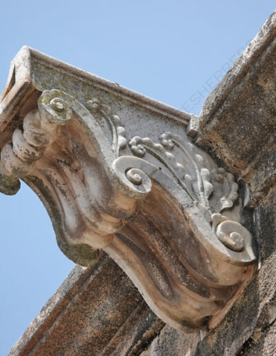 Gárgola geométrica de la Iglesia de Nuestra Señora de la Asunción de Aroche (Huelva).