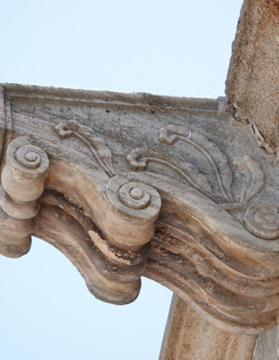 Gárgola geométrica de la Iglesia de Nuestra Señora de la Asunción de Aroche (Huelva).