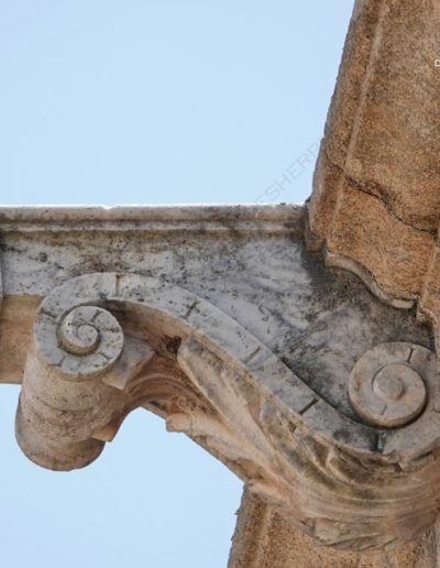 Gárgola geométrica de la Iglesia de Nuestra Señora de la Asunción de Aroche (Huelva).