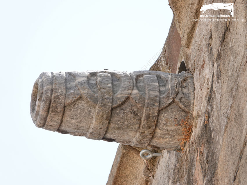Gárgolas de la Iglesia de Nuestra Señora de la Asunción de Aroche (Huelva) 24 Gárgola de la Iglesia de Nuestra Señora de la Asunción de Aroche (Huelva). Es un cañón.