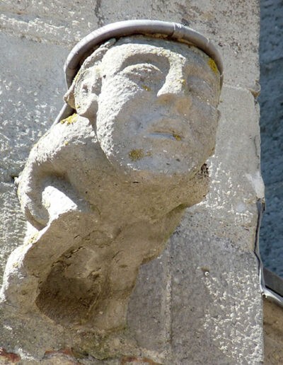 Gárgola de la Iglesia de St. Vincent (Carcassonne, Francia). Es un hombre desnudo.