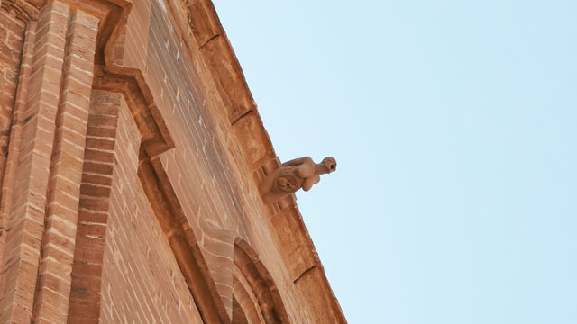 Gárgola contemporánea llamada Madre e Hija, situada en lo alto de la Torre Gótica de Alcañiz.