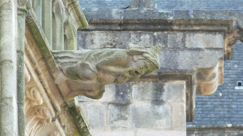 Gárgola de la Catedral de Limoges que representa una figura humana con vestimenta de la Edad Media.