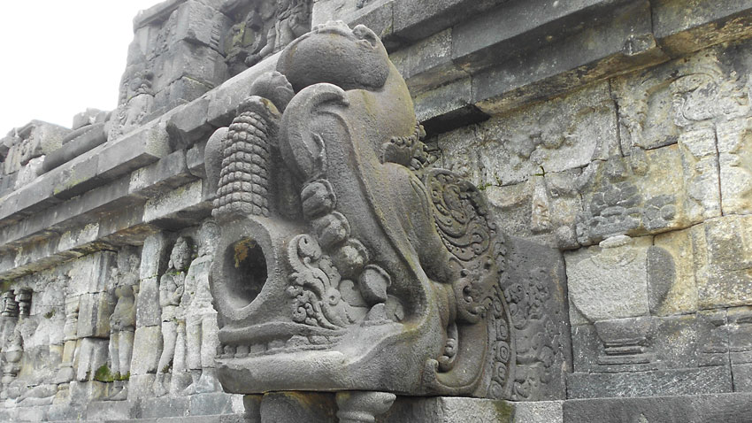 Gárgola de animal mitológico (makara) realizado en piedra